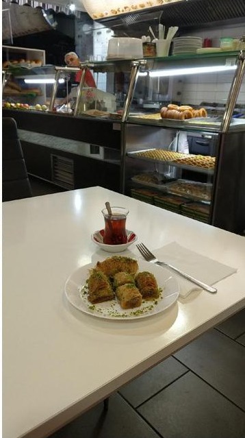 Theke und Küche bei Haci Baba